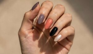 Hier sind die 9 Nagelfarben-Trends für 2026: Von Smoky Amethyst über Austerngrau bis Muted Mauve