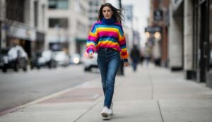 Knallige Farben, Rollkragen und Streifen: Das sind die Strickpullover-Trends